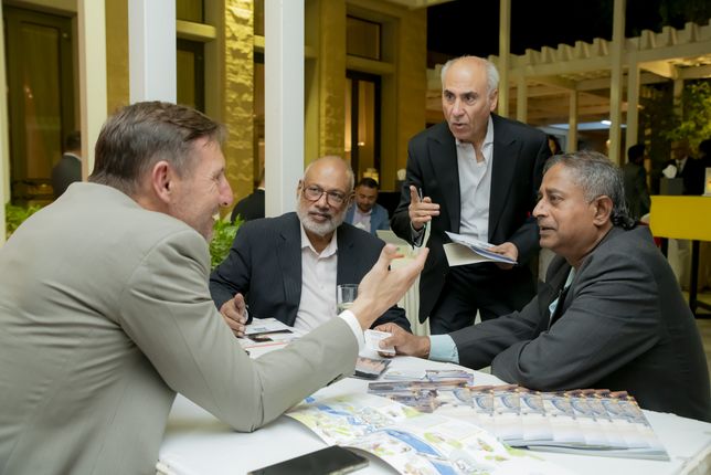 Leiter Tourismusmarketing Nicola Fausten im Gespräch mit Gästen der Roadshow in den Golfstaaten